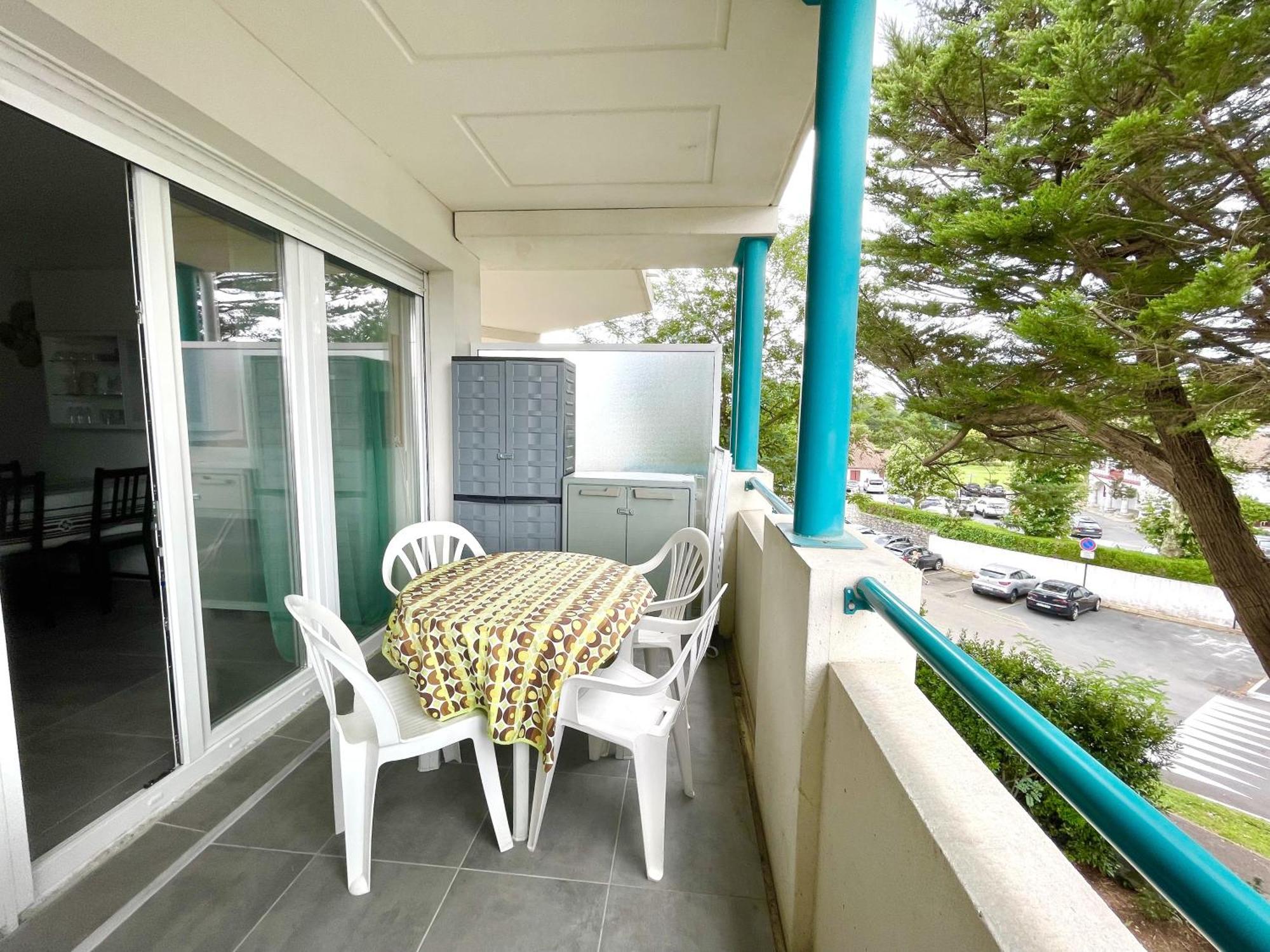 Caprozion-erosoa-t1-piscine-clim Apartment *